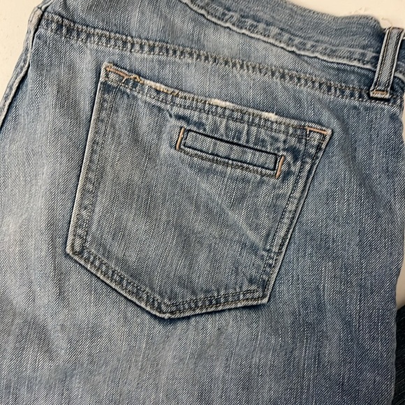 Old Navy cropped light wash jeans slightly distressed - Picture 2 of 7